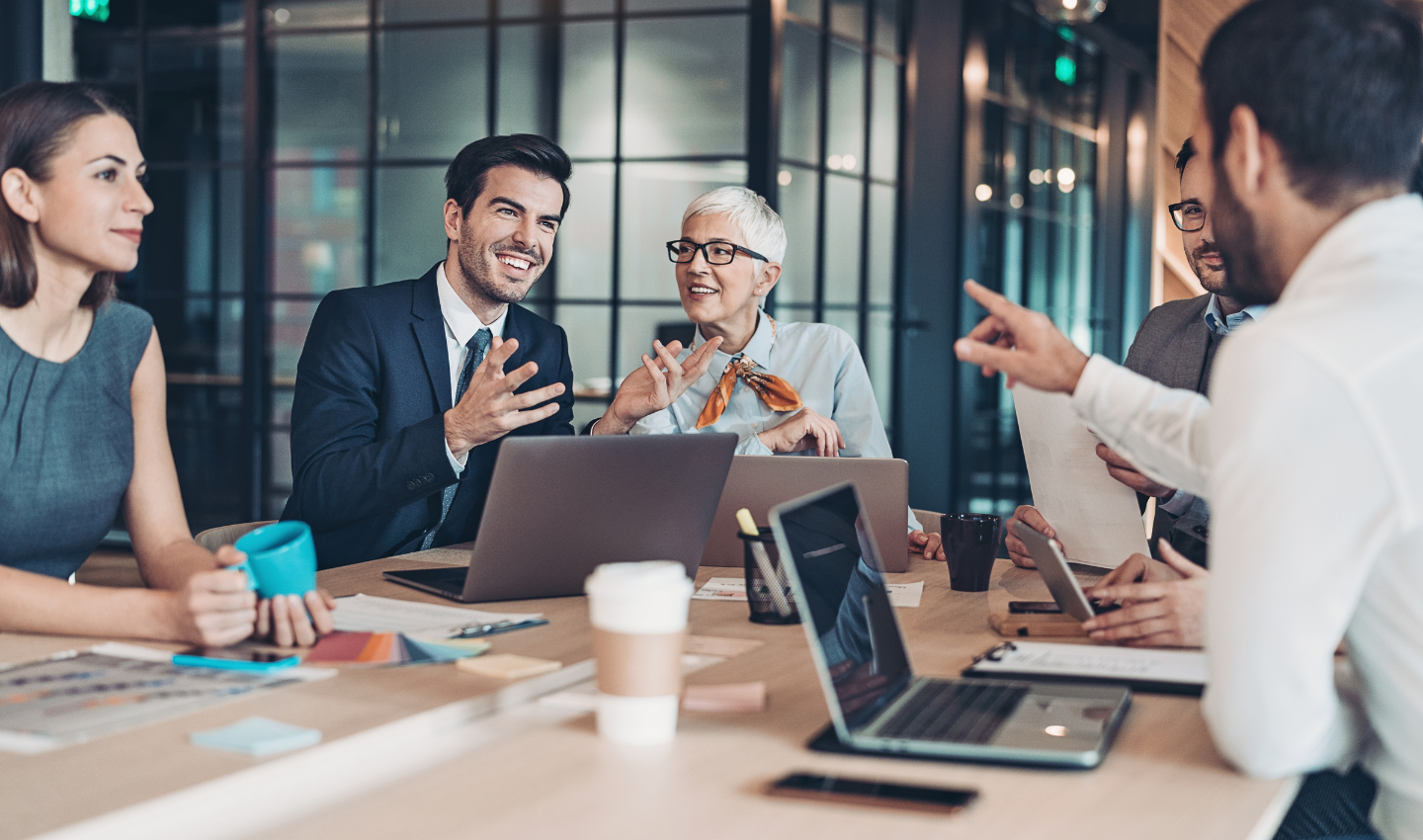 Yrityskauppojen ammattilaiset keskustelemassa.