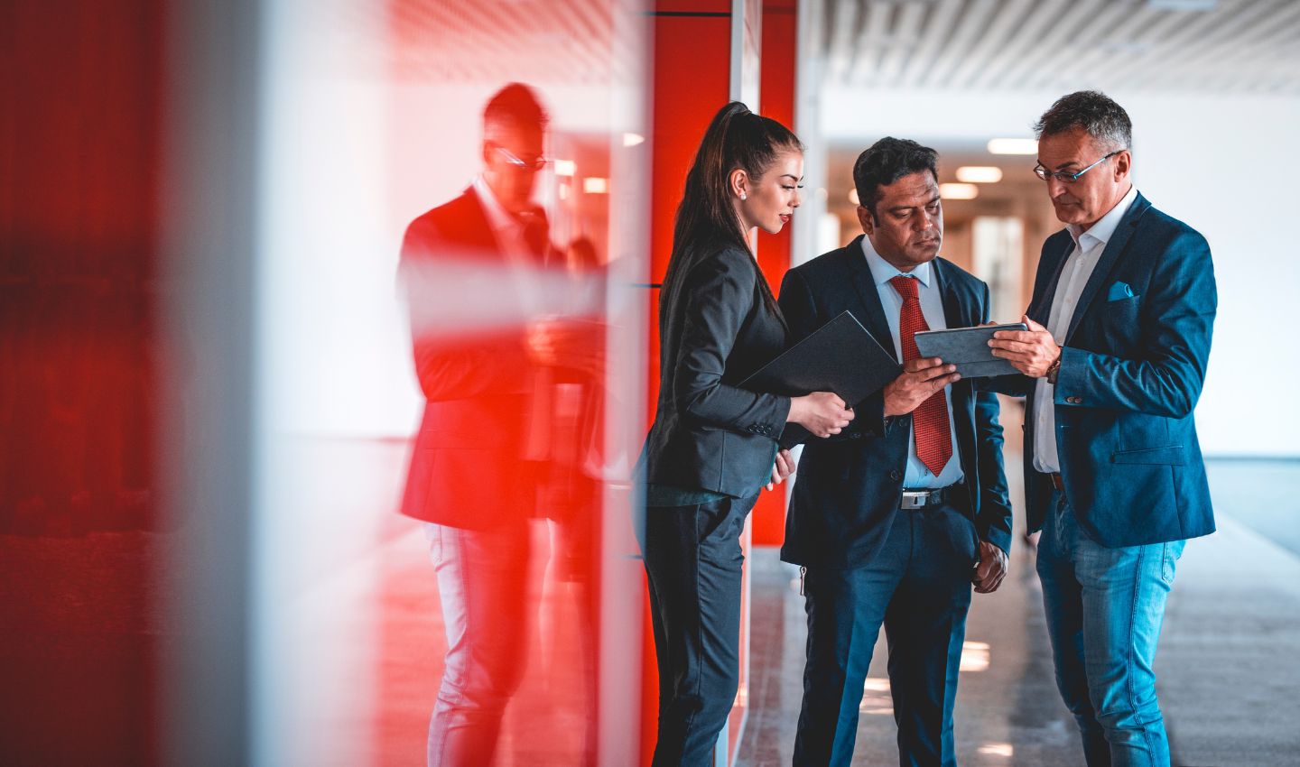 Yrityskauppojen ammattilaiset keskustelemassa.